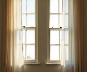 dwa okna obok siebie jakie firany