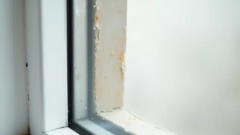 Jak usunąć klej z okna plastikowego