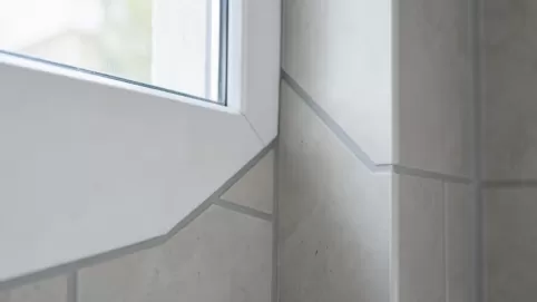 Jak wykończyć płytki przy oknie