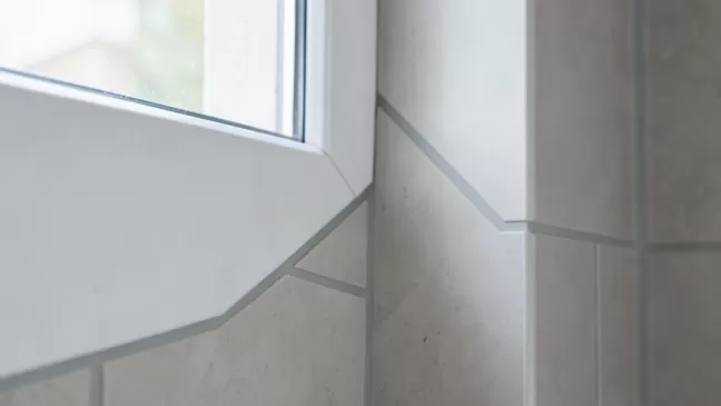 Jak wykończyć płytki przy oknie