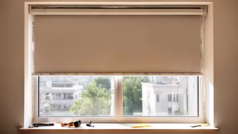 Jak zamontować roletę na okno nieotwierane