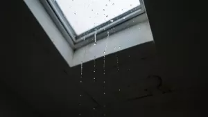 kapie woda z okna dachowego