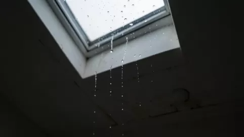 kapie woda z okna dachowego