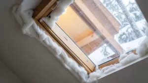 ocieplenie okna dachowego pianką