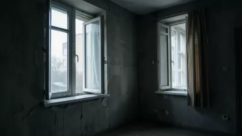 Okna na klatce schodowej w bloku