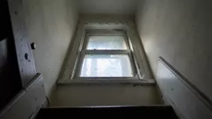 Okno na klatce schodowej w domu