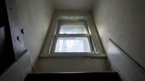 Okno na klatce schodowej w domu